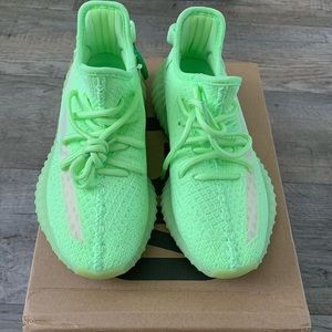 Yeezy boost 350 v2 glow